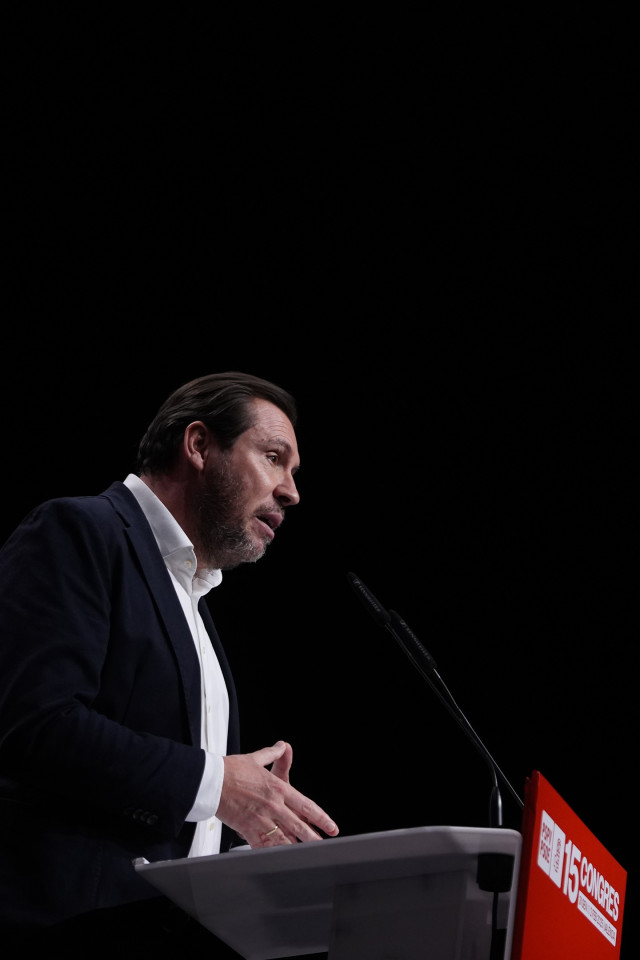 El ministro de Transportes y Movilidad Sostenible, Óscar Puente, interviene durante la clausura del 15º Congreso Nacional del PSPV-PSOE, en el Palacio de Congresos, a 2 de febrero de 2025, en Valencia