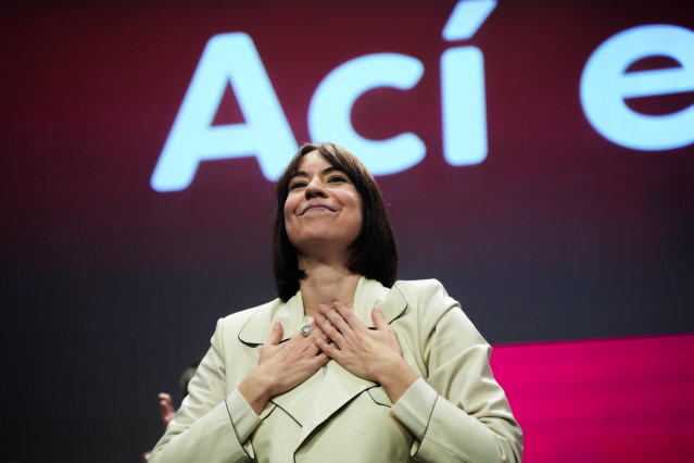 La secretaria general del PSPV-PSOE y ministra de Ciencia, Innovación y Universidades, Diana Morant, durante la clausura del 15º Congreso Nacional del PSPV-PSOE, en el Palacio de Congresos, a 2 de febrero de 2025, en Valencia