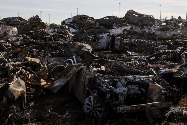 Archivo - Los restos del incendio de la campa de residuos y vehículos de la dana originado el 17 de diciembre de 2024 en Catarroja