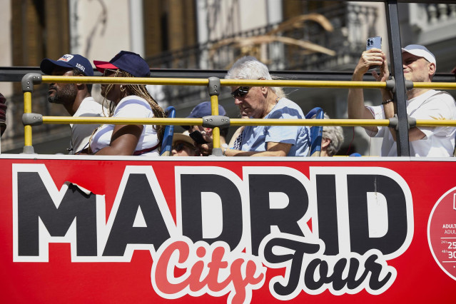 Archivo - Varias personas en un bus turístico de Madrid