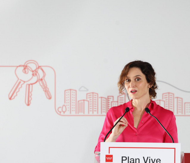 Archivo - La presidenta de la Comunidad de Madrid, Isabel Díaz Ayuso, interviene durante una visita a una nueva promoción del Plan Vive de alquiler a precio asequible en Tres Cantos