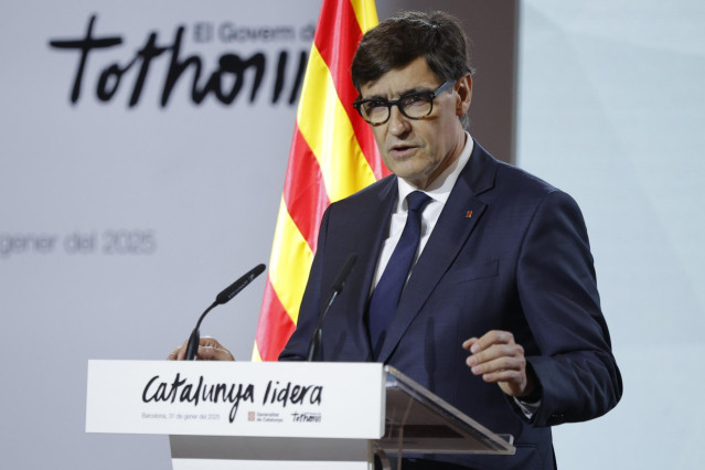 El presidente de la Generalitat de Cataluña, Salvador Illa, interviene durante una conferencia en el Paraninfo de la Escuela Industrial de Barcelona.