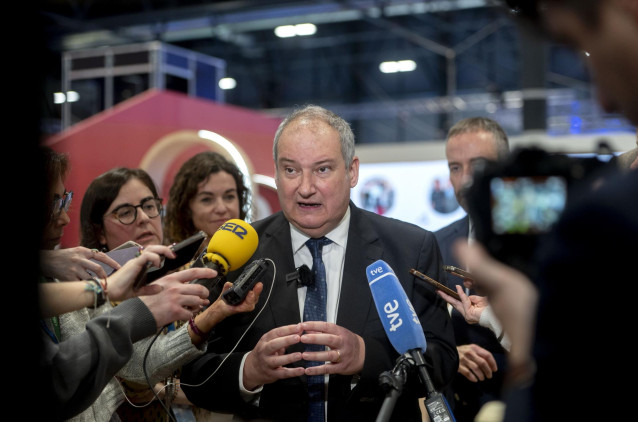 El ministro de Industria y Turismo, Jordi Hereu, atiende a los medios.