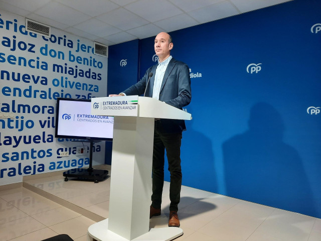 El portavoz del PP extremeño, José Ángel Sánchez Juliá, en rueda de prensa