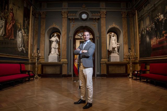 Archivo - Juan Lobato posa en el Senado.