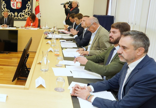 Hierro y García-Gallardo juntos durante una reunión de la Junta de Portavoces