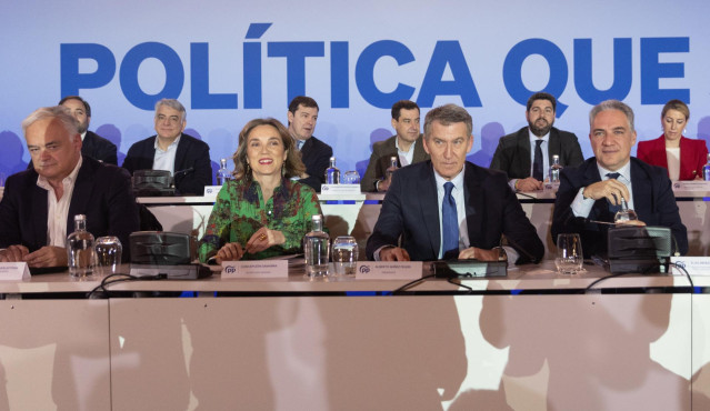 El presidente del Partido Popular, Alberto Núñez Feijóo, junto a la secretaria general del PP, Cuca Gamarra, y el vicesecretario de Coordinación Autonómica, Local y Análisis Electoral del PP y diputado nacional por Málaga, Elías Bendodo, durante la Junta