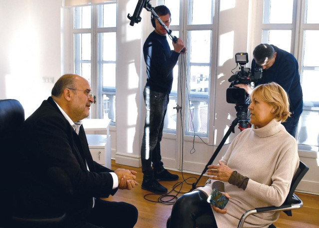 El vicepresidente primero del Ejecutivo Autonómico, José Luis Martínez Guijarro, entrevistado por la televisión de Eslovenia.