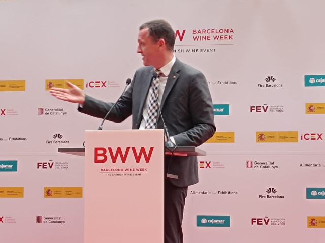 El conseller de Agricultura, Ganadería y Pesca de la GEneralitat, Òscar Ordeig, durante su intervención en la inauguración de la Barcelona Wine Week (BWW) en el recinto de Montjuïc de Fira de Barcelona