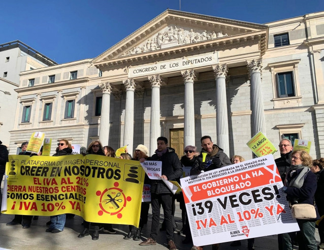 Concentración del sector de la imagen personal frente al Congreso de los Diputados para exigir la restitución del IVA reducido del 10%, a 3 de febrero de 2025, en Madrid (España).