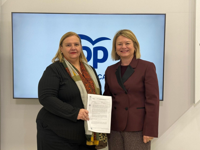 LA consellera insular del PP en el Consell de Mallorca Maria Magdalena Garcia y la portavoz insular, Núria Riera.