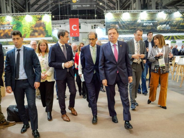 El presidente del Gobierno de La Rioja, Gonzalo Capellán, junto a la consejera de Agricultura, Ganadería, Mundo Rural y Medio Ambiente, Noemí Manzanos, participa en la inauguración de la 5ª edición del salón profesional del vino Barcelona Wine Week