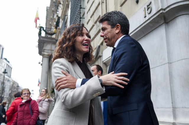 Archivo - La presidenta de la Comunidad de Madrid, Isabel Díaz Ayuso, y el presidente de la Generalitat Valenciana, Carlos Mazón, en una imagen de archivo