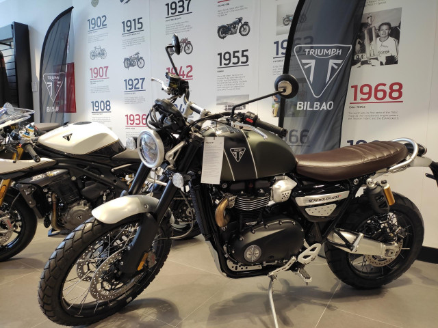 Archivo - Motocicleta a la venta en un concesionario
