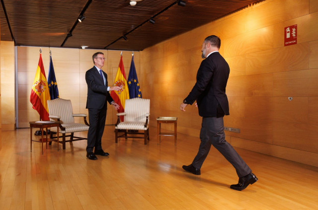 Archivo - El lider del PP, Alberto Núñez Feijóo (i) y el líder de VOX, Santiago Abascal (d), a su llegada a una reunión en el Congreso de los Diputados, a 5 de septiembre de 2023, en Madrid (España).