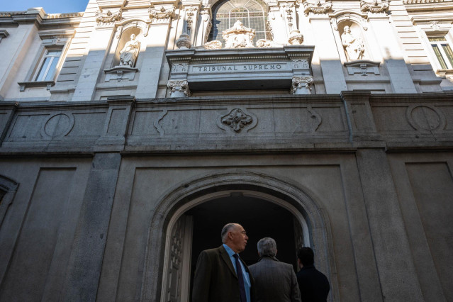 Archivo - Varias personas junto al Tribunal Supremo a 21 de noviembre de 2023, en Madrid (España).