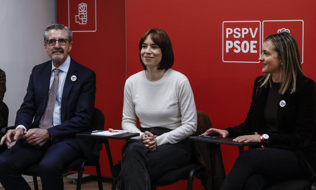 (I-D) El presidente de la ejecutiva del PSPV-PSOE, José María Ángel; la secretaria general, Diana Morant, y la vicepresidenta del PSPV-PSOE, Tania Baños, durante la primera reunión de la Comisión Ejecutiva Nacional