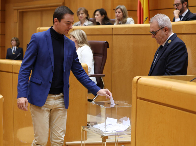 Archivo - El secretario general del PSOE-M, Juan Lobato, durante la sesión plenaria del Senado, a 19 de noviembre de 2024, en Madrid (España). El Senado se reúne hoy para votar la elección de cuatro miembros del Consejo de Administración de la Corporación
