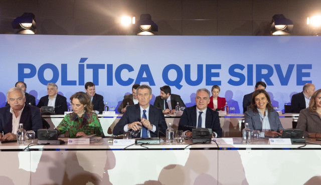 El presidente del Partido Popular, Alberto Núñez Feijóo, junto a la secretaria general del PP, Cuca Gamarra, y el vicesecretario de Coordinación Autonómica, Local y Análisis Electoral del PP y diputado nacional por Málaga, Elías Bendodo, durante la Junta