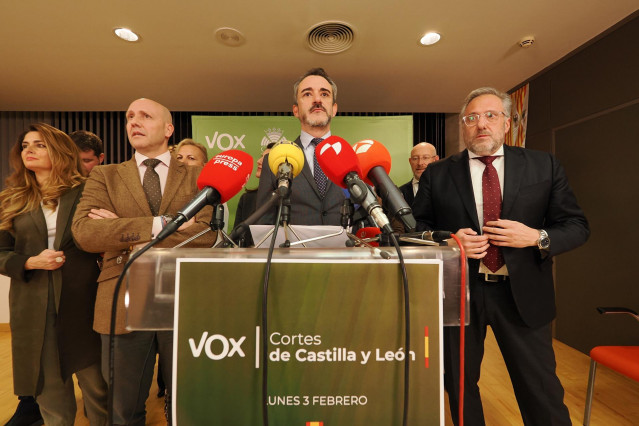 David Hierro (c), junto a los procuradores de Vox, en la rueda de prensa de esta tarde.