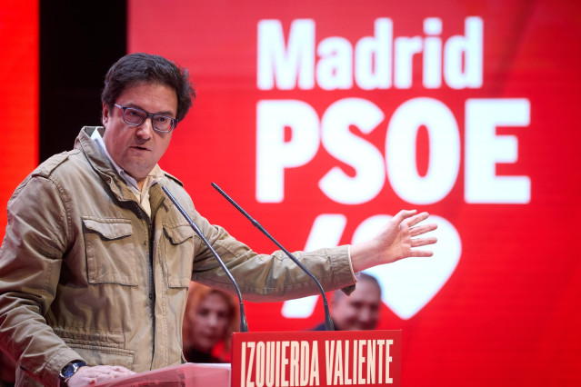El secretario general del PSOE-M y ministro para la Transformación Digital y de la Función Pública, Óscar López, interviene durante el 15º Congreso Regional del PSOE-M, en la Universidad Carlos III, a 2 de febrero de 2025, en Leganés, Madrid (España).