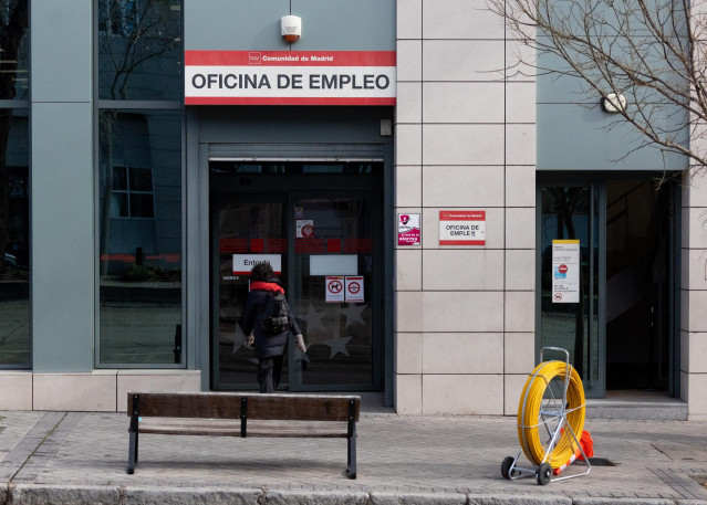Una mujer entra a una Oficina de Empleo