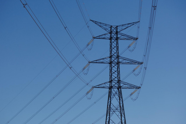 Archivo - Vista de una torre de alta tensión, a 23 de enero de 2023, en San Sebastián de los Reyes, Madrid (España). El precio promedio de la luz para los clientes de tarifa regulada vinculados al mercado mayorista sube a partir de mañana 23 de enero por