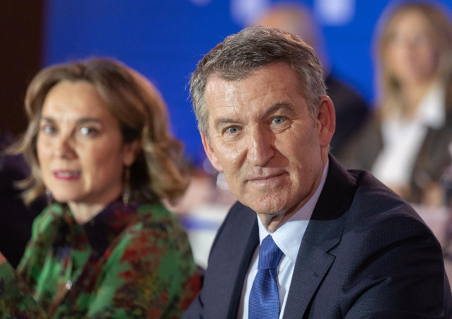El presidente del Partido Popular, Alberto Núñez Feijóo, junto a la secretaria general del PP, Cuca Gamarra,  durante la Junta Directiva Nacional del Partido Popular, en el Hotel Eurostar Madrid Tower, a 3 de febrero de 2025, en Madrid (España).