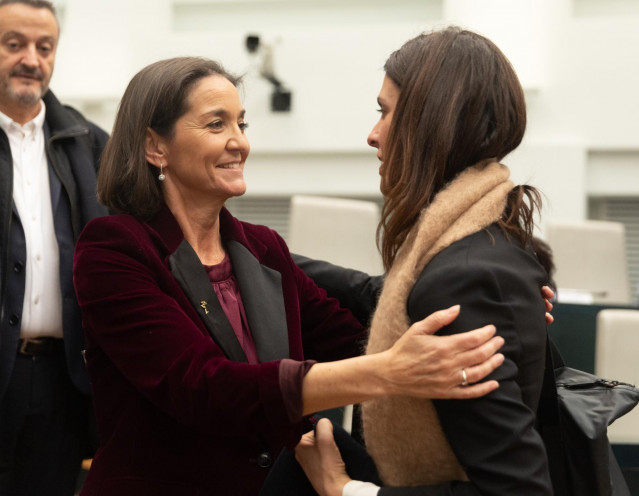 Archivo - La portavoz del PSOE en el Ayuntamiento de Madrid, Reyes Maroto (i), saluda a la portavoz de Más Madrid en el Ayuntamiento de Madrid, Rita Maestre (d), en el Palacio de Cibeles, a 23 de diciembre de 2024 en Madrid (España).
