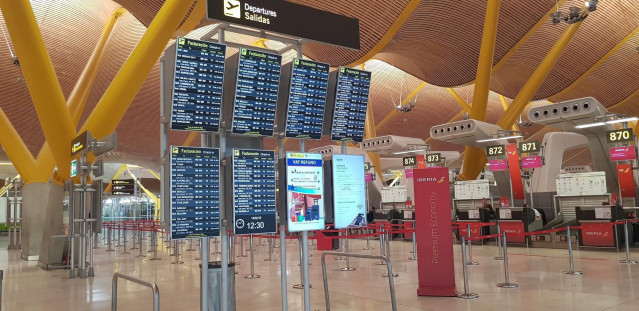 Archivo - Imagen de recurso de pantallas del aeropuerto Adolfo Suárez Madrid-Barajas.