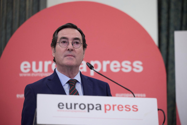 El presidente de la CEOE, Antonio Garamendi, interviene durante un Encuentro Informativo de Europa Press en el Hotel InterContinental Madrid, a 4 de febrero de 2025, en Madrid (España)