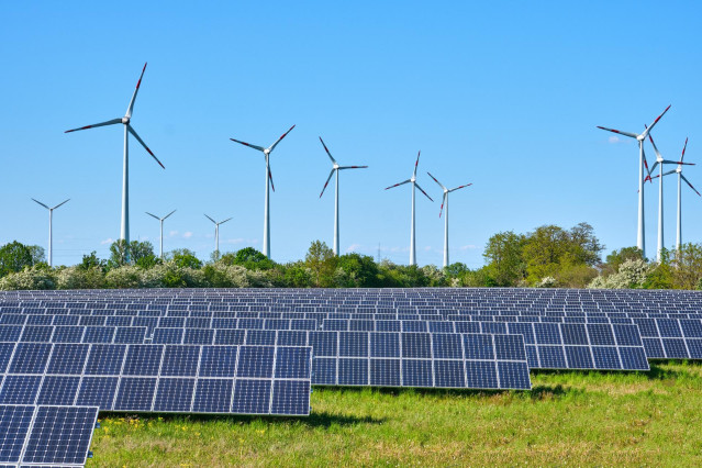 Archivo - Las administraciones autorizaron la construcción de 26.159 MW renovables en 2024, el 85% fotovoltaicos
