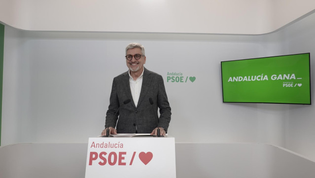 El portavoz adjunto del PSOE-A, Josele Aguilar, en rueda de prensa.