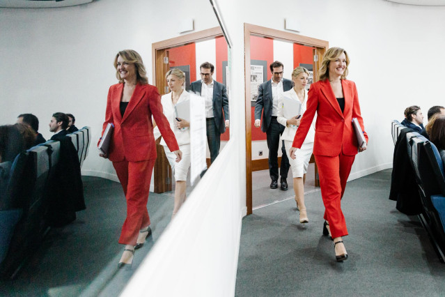 (I-D) El ministro de Economía Comercio y Empresa, Carlos Cuerpo; la vicepresidenta segunda y ministra de Trabajo y Economía Social, Yolanda Díaz, y la ministra de Educación, Formación Profesional y Deportes y portavoz del Gobierno, Pilar Alegría, a su lle
