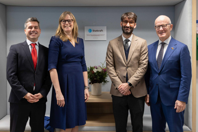 El director general de Statkraft para España y Portugal, José Miguel Ferrer; la presidenta y CEO del grupo, Birgitte Ringstad Vartdal; al director general de Planificación y Coordinación Energética del MITECO,  Víctor Marcos; y al embajador de Noruega