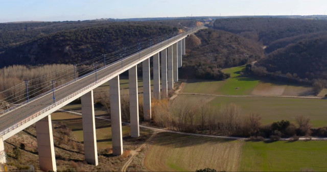 Viaducto en la línea de alta velocidad Madrid-Barcelona