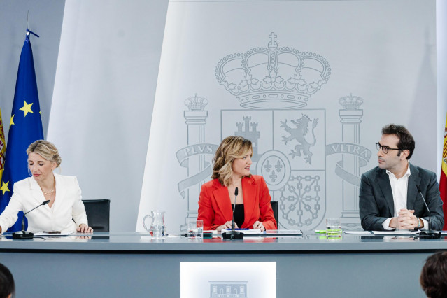 (I-D) La vicepresidenta segunda y ministra de Trabajo y Economía Social, Yolanda Díaz; la ministra de Educación, Formación Profesional y Deportes y portavoz del Gobierno, Pilar Alegría, y el ministro de Economía Comercio y Empresa, Carlos Cuerpo, durante