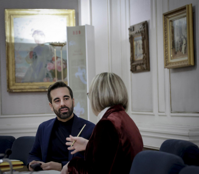 El síndic del PSPV, José Muñoz, y la portavoz adjunta Mª José Salvador, en la junta de síndics de Les Corts