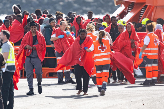 Archivo - Los servicios sanitarios atienden a migrantes llegados a las costas españolas.