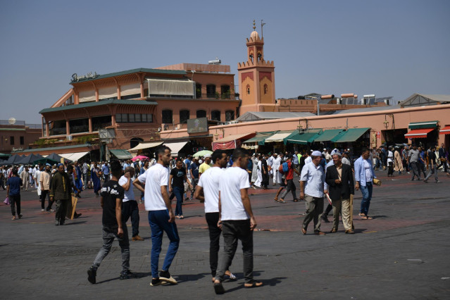 Archivo - Marroquíes pasean por la plaza de Jemaa el-Fna, en Marrakech (Marruecos)