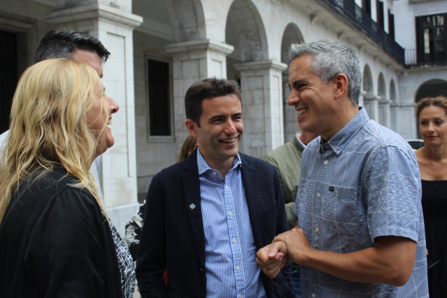 Archivo - Imagen de archivo.- El líder del PSOE de Cantabria, Pablo Zuloaga,junto a los números 1 y 2 al Congreso, Pedro Casares y Noelia Cobo, en presencia también de Daniel Fernández, portavoz socialista en el Ayuntamiento de Santander