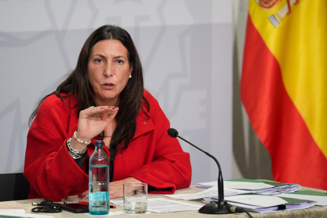 La consejera de Integración Social, Juventud, Familias e Igualdad Loles López durante la rueda de prensa posterior al  Consejo de Gobierno. A 4 de febrero de 2025, en Sevilla (Andalucía, España). El Consejo de Gobierno de la Junta de Andalucía se reúne en