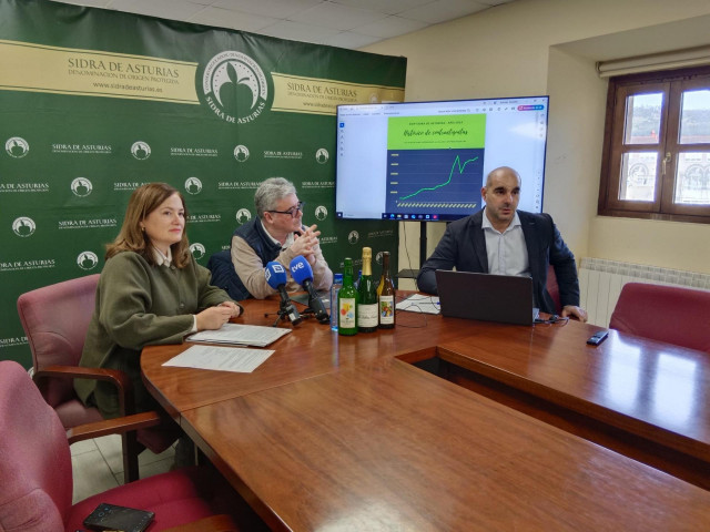 La directora general de Agricultura, Agroindustria y Desarrollo Rural, Begoña López; el  presidente del Consejo Regulador de la DOP Sidra de Asturias, Víctor Ramos y el gerente, Daniel Ruíz.