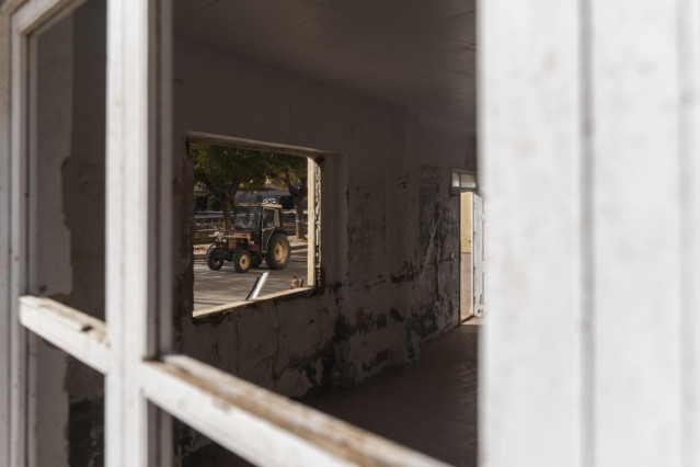 Archivo - Un tractor en una calle del barrio de la Fuente, a un mes del paso de la DANA por Valencia, a 29 de noviembre de 2024, en Utiel