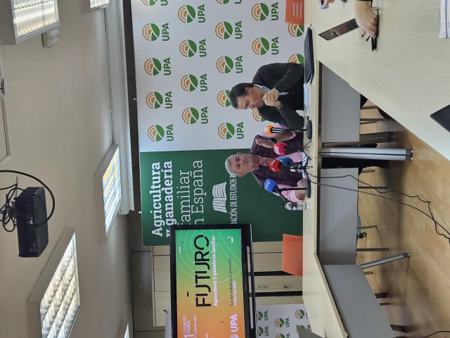El secretario general de UPA, Lorenzo Ramos, y el secretario general de UPA Andalucía, Cristóbal Cano.
