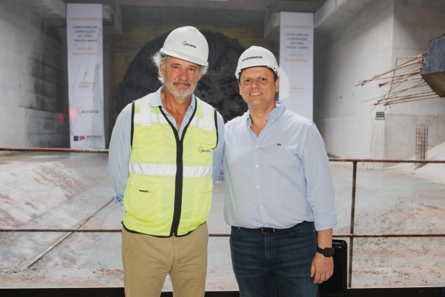 De izquierda a derecha, José Manuel Entrecanales, presidente y CEO de Acciona, y Tarcisio de Freitas, gobernador de São Paulo