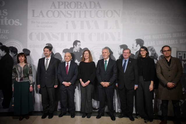 El ministro de Política Territorial y Migraciones, Ángel Víctor Torres (4d), y la presidenta del Congreso, Francian Armengol (4i), durante el acto de presentación del catálogo de la exposición ‘El Arte en la Lucha por la Libertad. Celebrando la Constituci