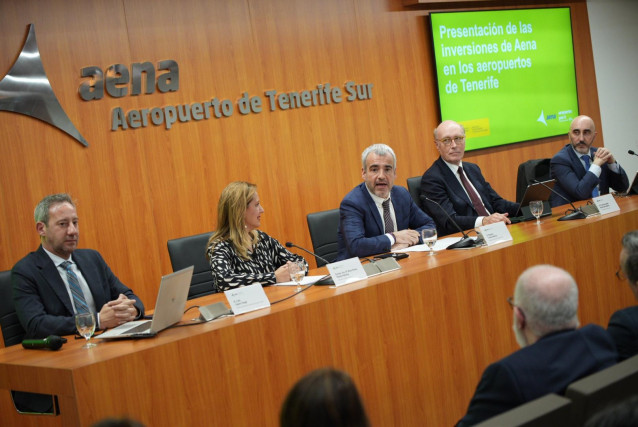 La presidenta del Cabildo de Tenerife, Rosa Dávila, y el presidente de Aena, Maurici Lucena, en una rueda de prensa para presentar los proyectos de reforma de los dos aeropuertos de la isla