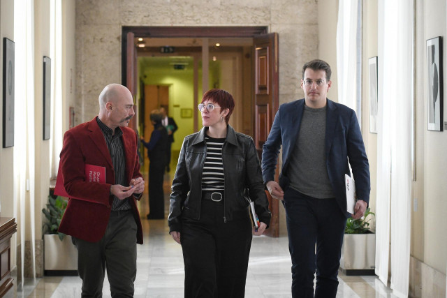 (I-D) El diputado de Sumar Txema Guijarro; la portavoz de Compromís en el Congreso, Águeda Micó y el diputado de Sumar Jorge Pueyo, a su llegada a una reunión de la Junta de Portavoces, en el Congreso de los Diputados, a 4 de febrero de 2025, en Madrid (E