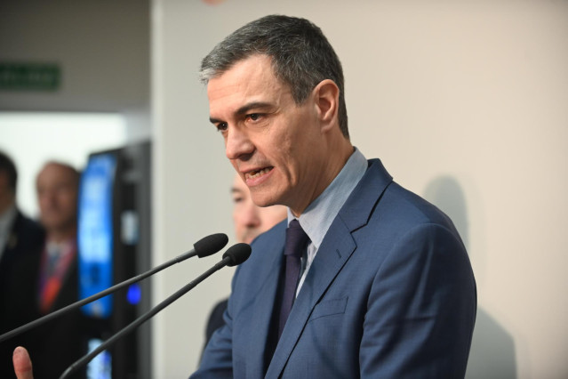 El presidente del Gobierno, Pedro Sánchez, interviene durante una visita la planta de Novartis, a 4 de febrero de 2025, en La Almunia de Doña Godina, Zaragoza, Aragón (España). La planta de Novartis está especializada en la producción de radiofármacos uti